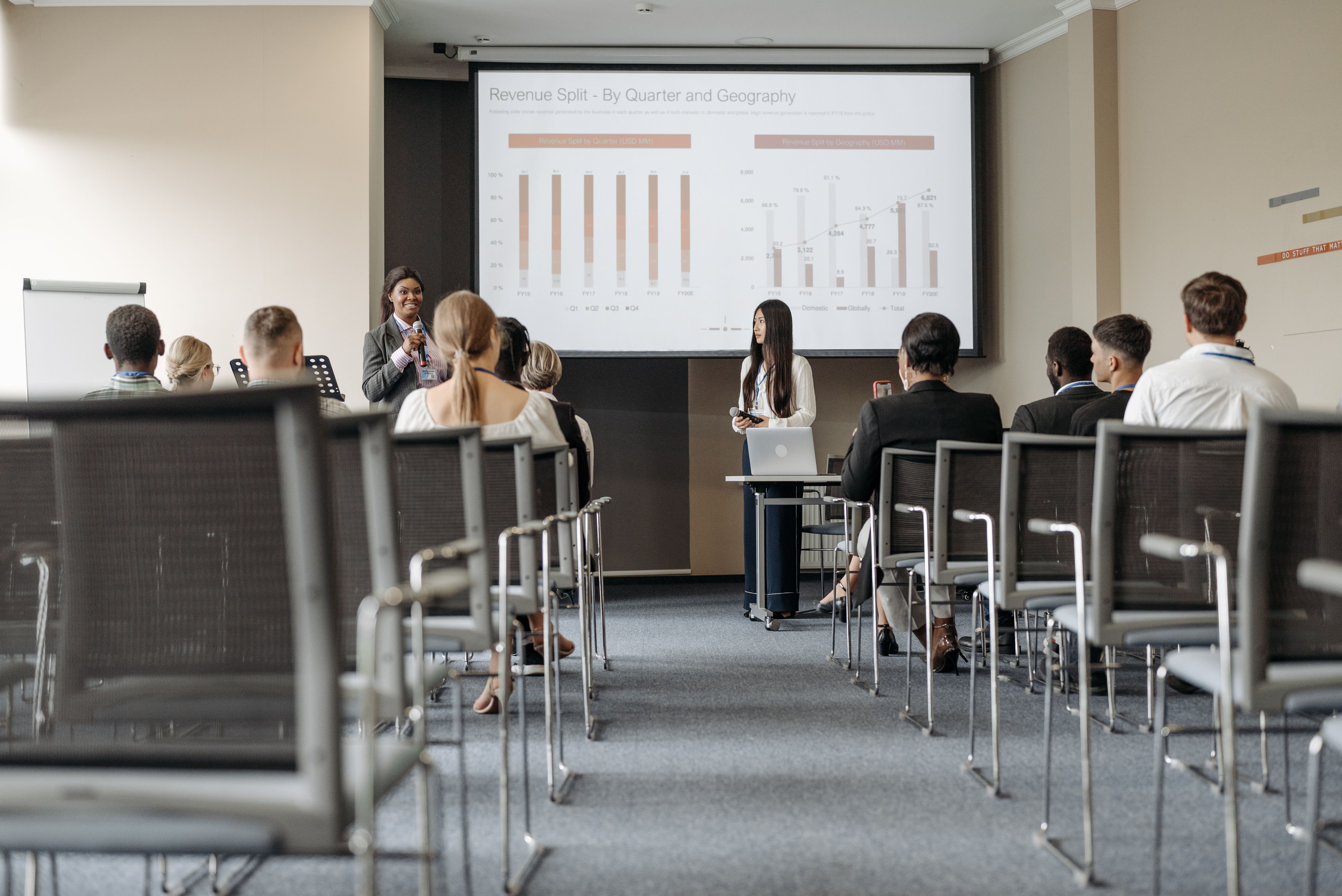 Formatrice animant une session devant un groupe